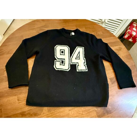 Vintage H&M Divided black sweatshirt with the number 94. - Picture 1 of 3